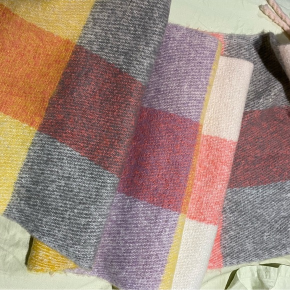 Steve Madden large check scarf/shawl, never worn - Picture 5 of 7